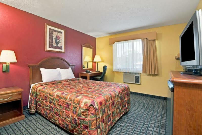 Travelodge By Wyndham Torrington Buitenkant foto